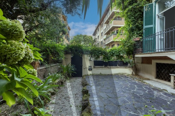 Liegi 247 mq con giardino carrabile
